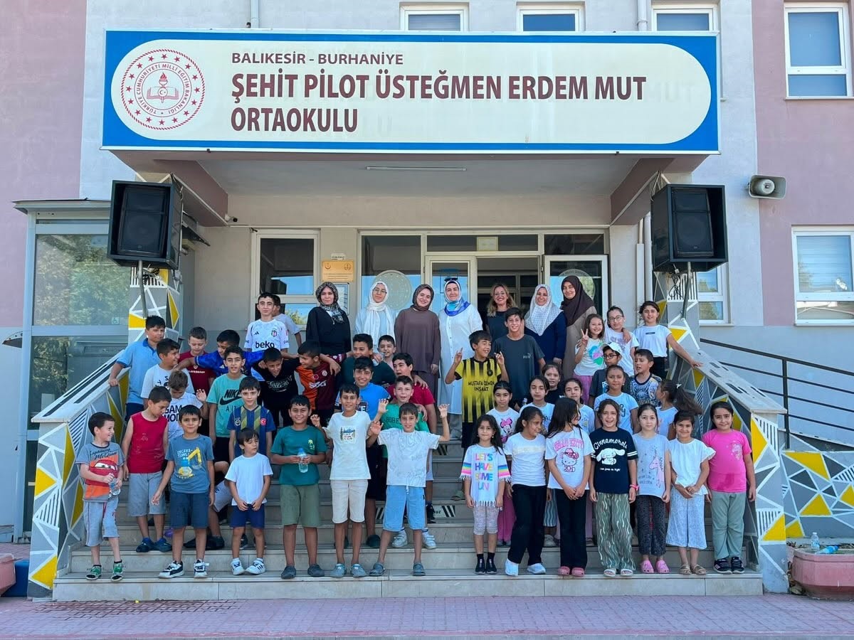 Burhaniye’de kadın muhtar öğrencilere ikramlarda bulundu
