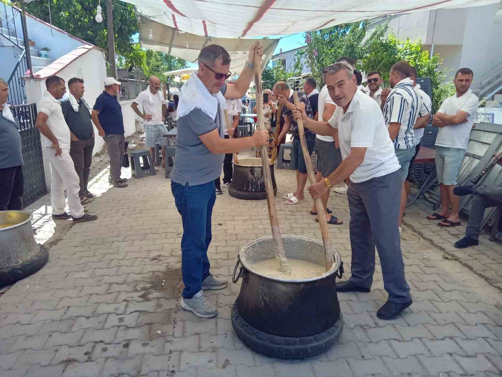 Burhaniye’de keşkek dövme geleneği devam ediyor
