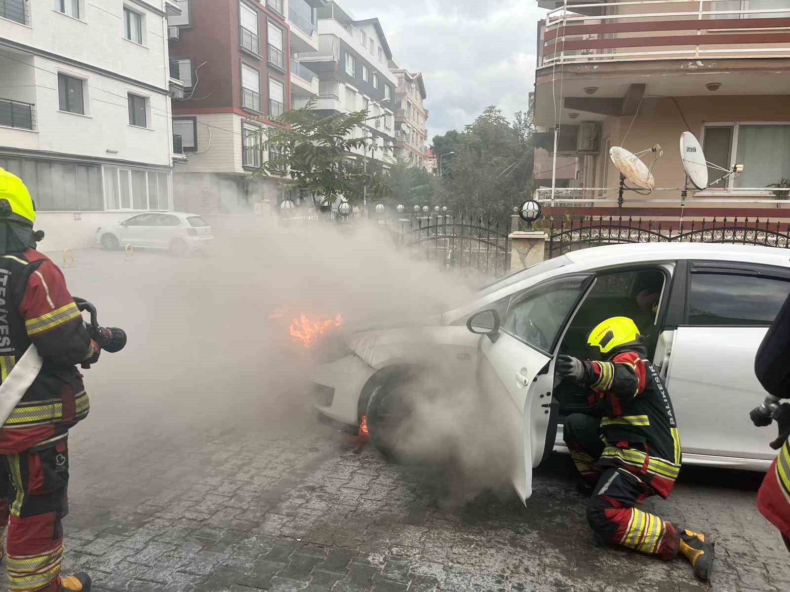 Burhaniye’de seyir halindeki araç alev alev yandı
