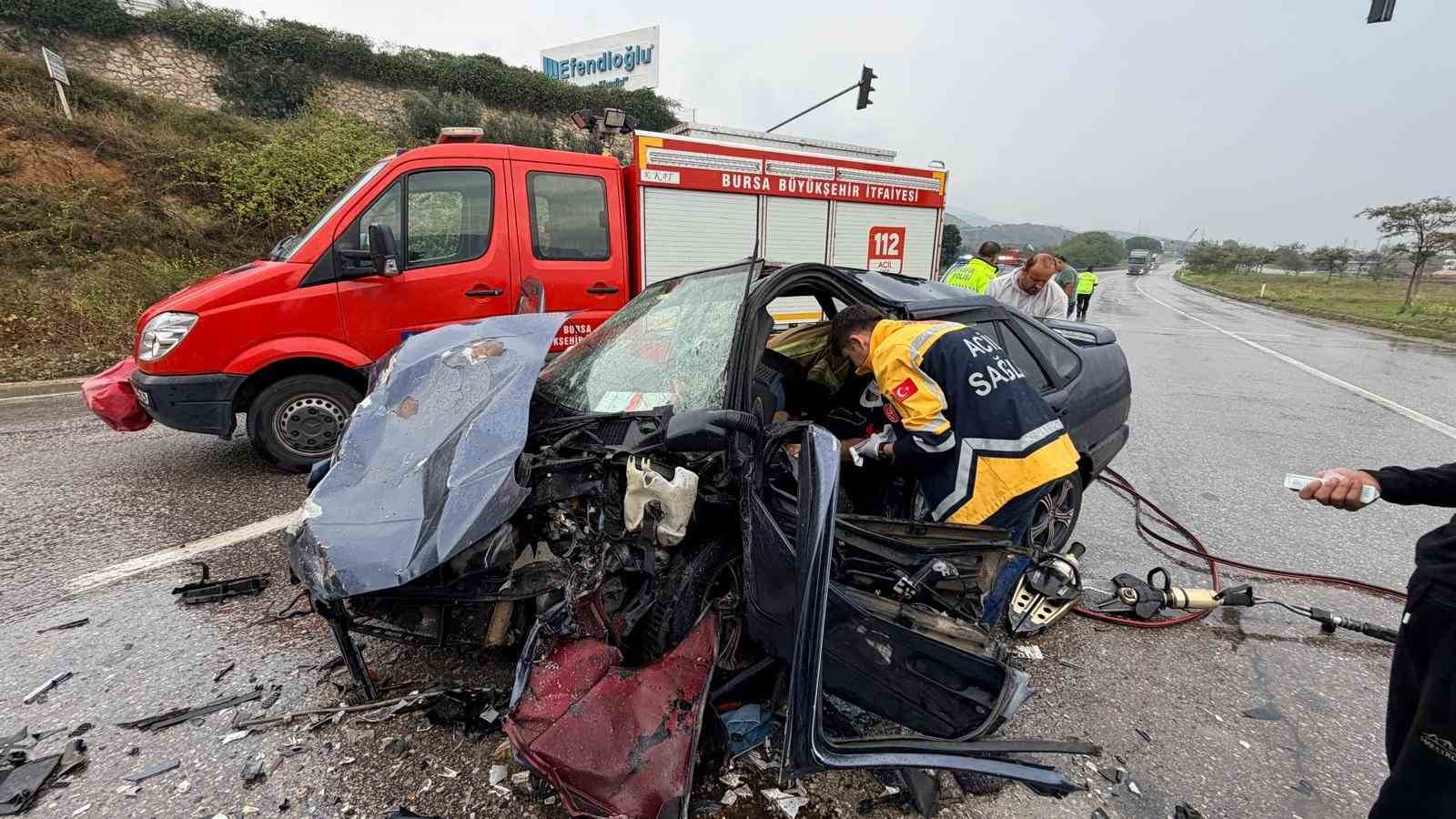 Bursa-Yalova kara yolunda kamyon ile otomobil çarpıştı: 2 yaralı
