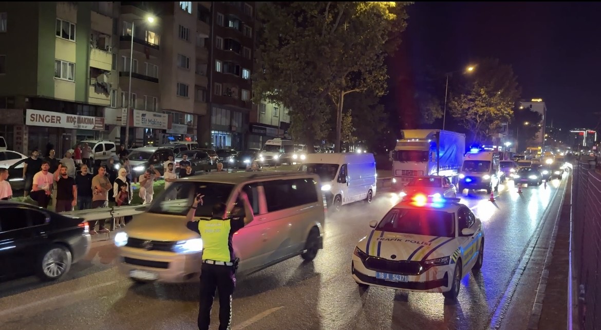 Bursa’da alkollü şahıs metro direğine çıktı: Ulaşım durdu, elektrik kesildi
