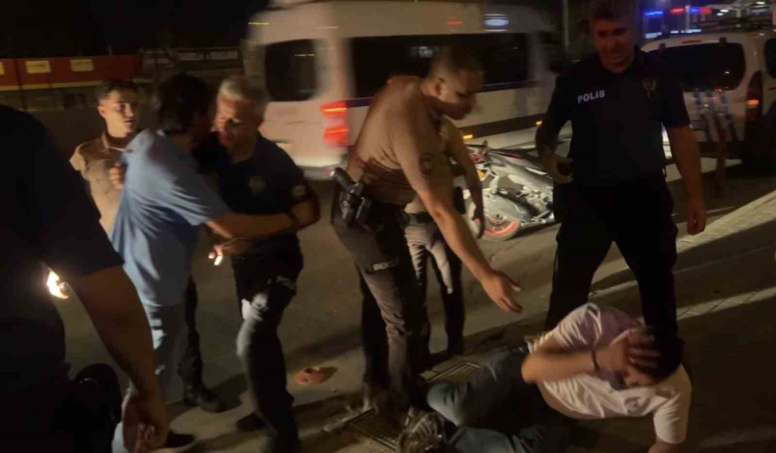 Bursa’da alkollü şahsın "Futbolcu" performansı: Kimse dokunmadı, kendini yere bıraktı
