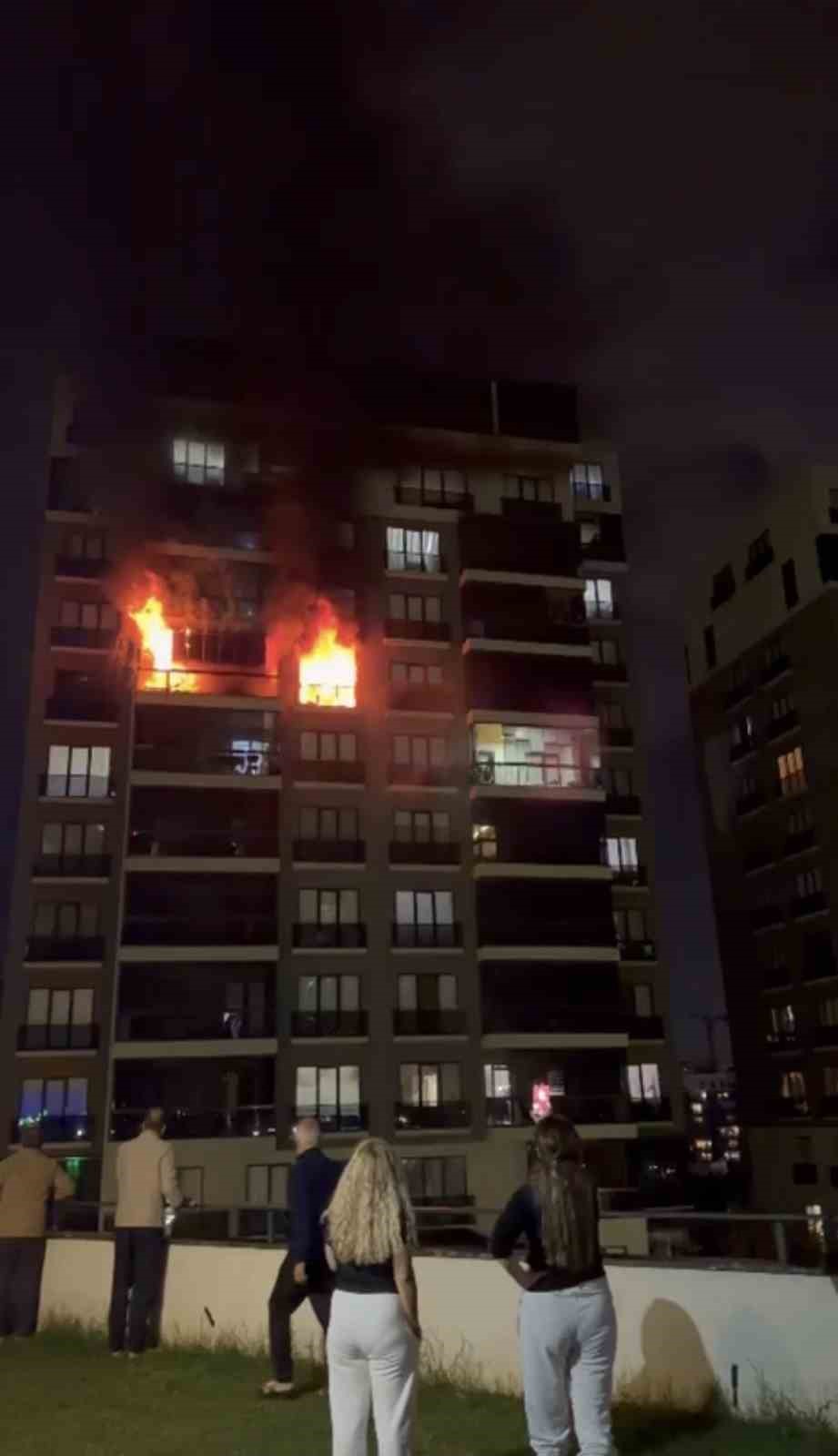 Bursa’da apartman dairesinde yangın: 4 kişi dumandan etkilendi
