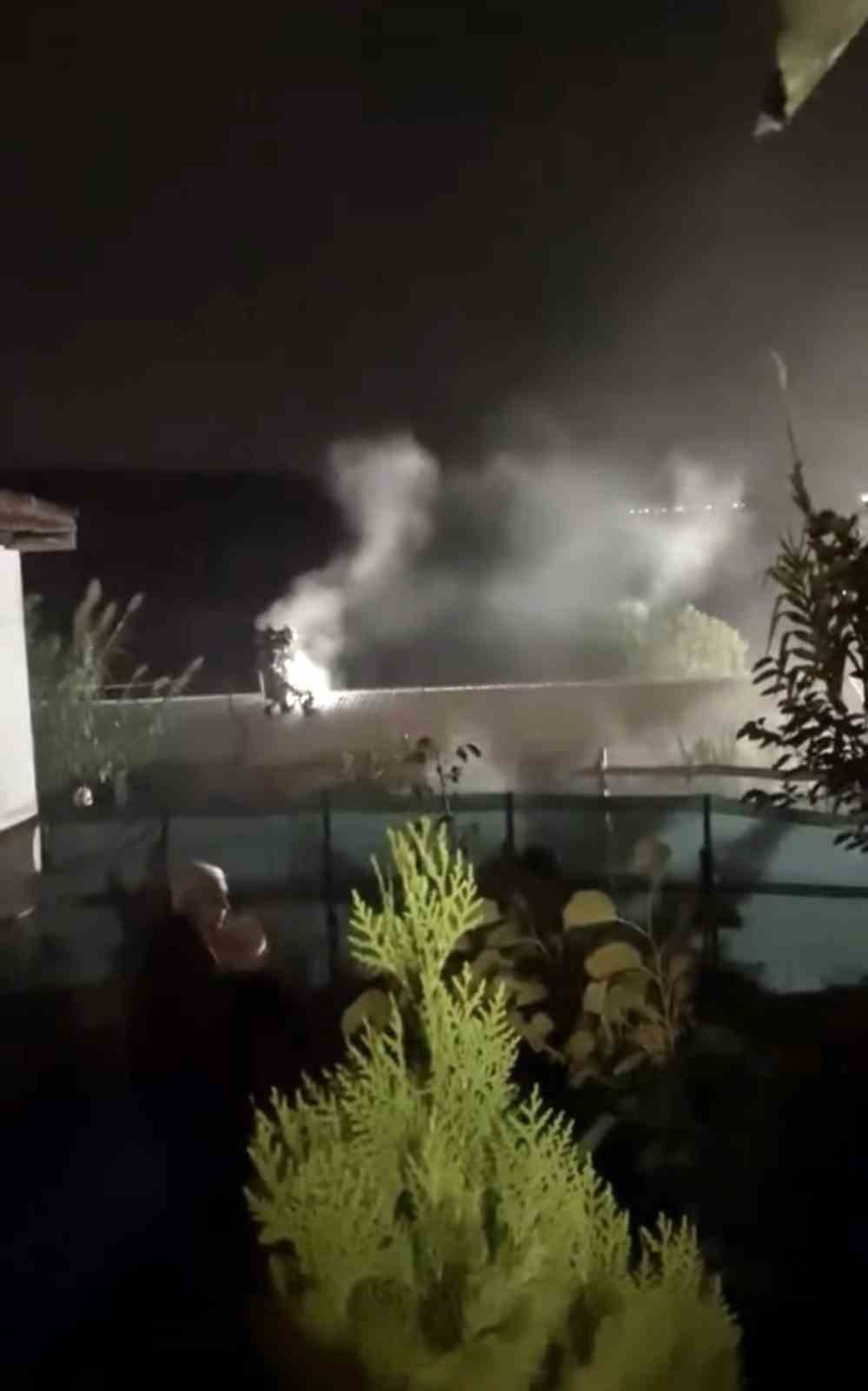 Bursa’da çatı alevlere teslim oldu: Yangın ekiplerin müdahalesiyle söndürüldü
