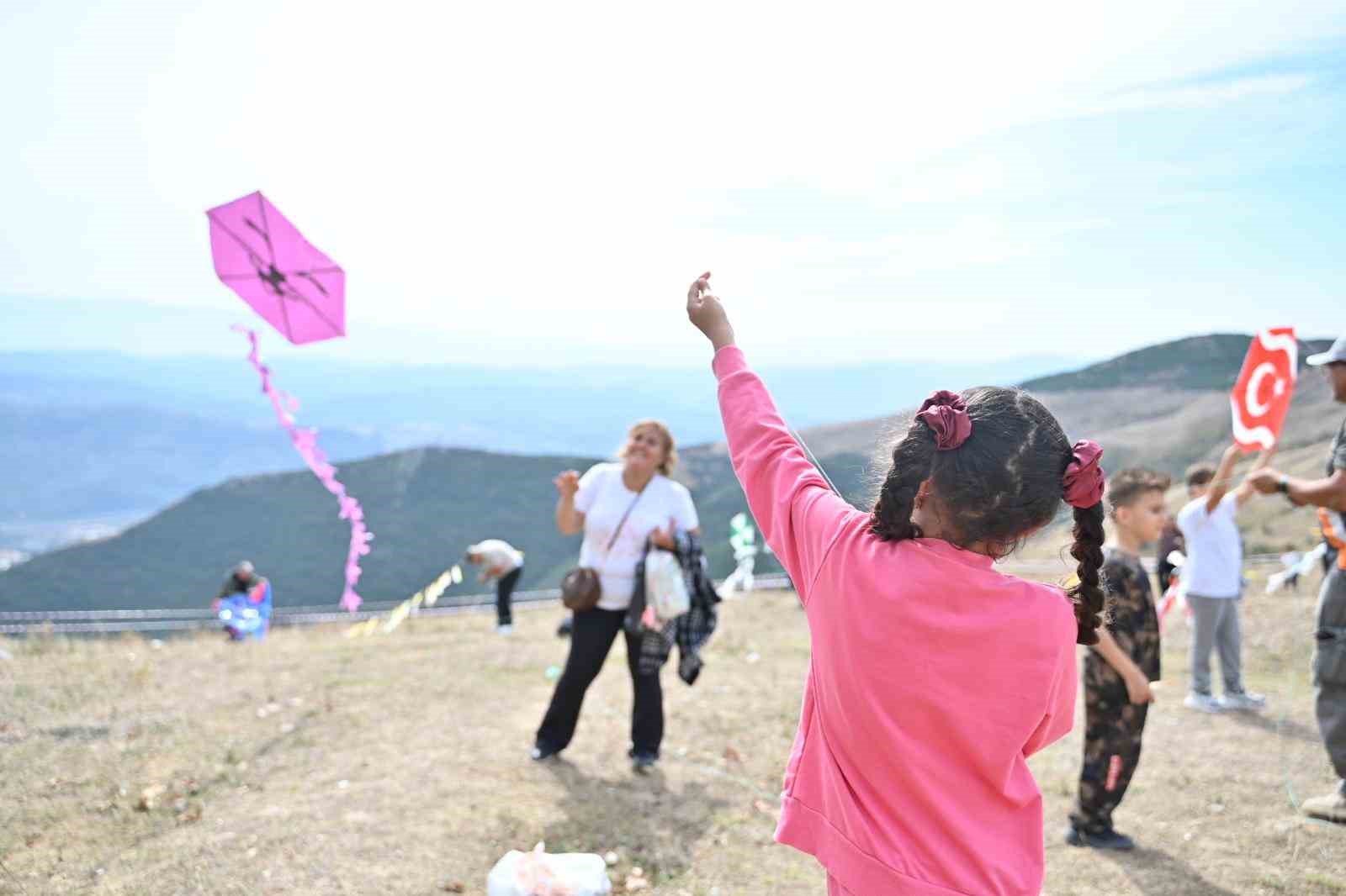 Bursa’da çocukların uçurtma coşkusu gökyüzünü renklendirdi
