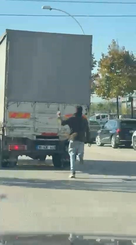 Bursa’da kamyonetin arkasına çıktı, canını hiçe saydı
