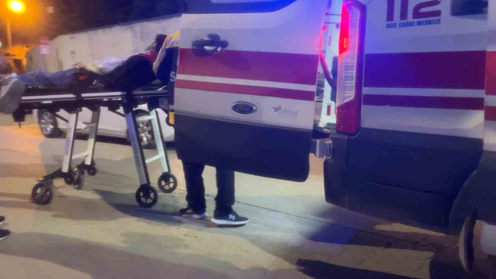 Bursa’da kontrolden çıkan motosiklet park halindeki araca çarptı: 2 yaralı
