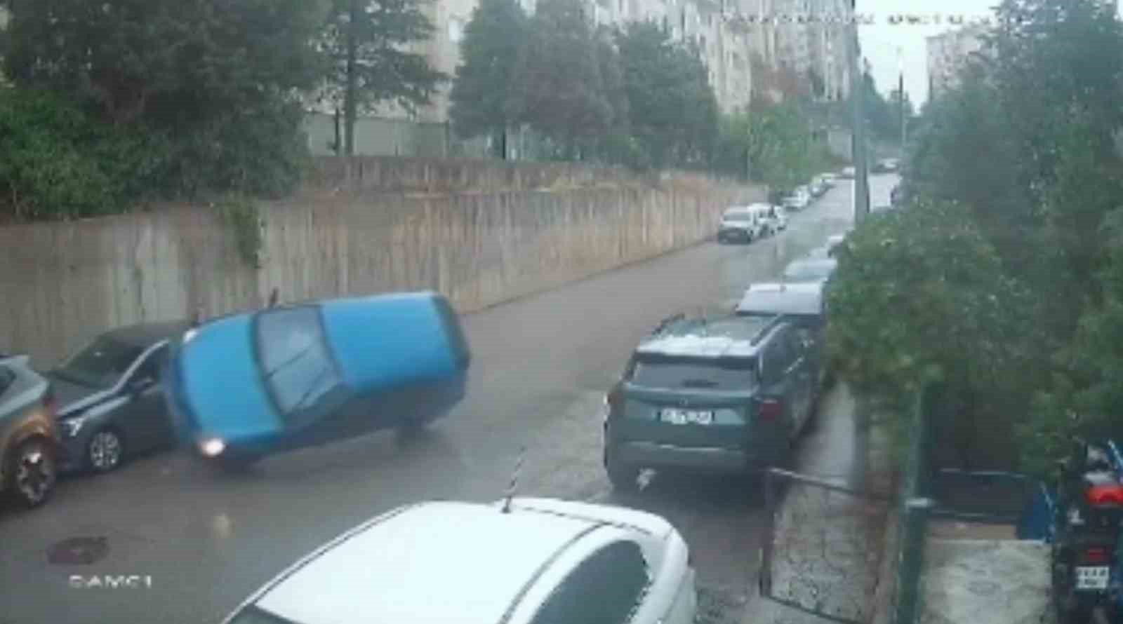 Bursa’da kontrolden çıkan otomobil park halindeki araca çarparak ters döndü: 3 yaralı
