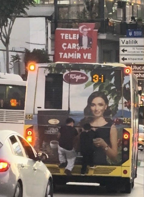 Bursa’da otobüsün arkasında tehlikeli yolculuk
