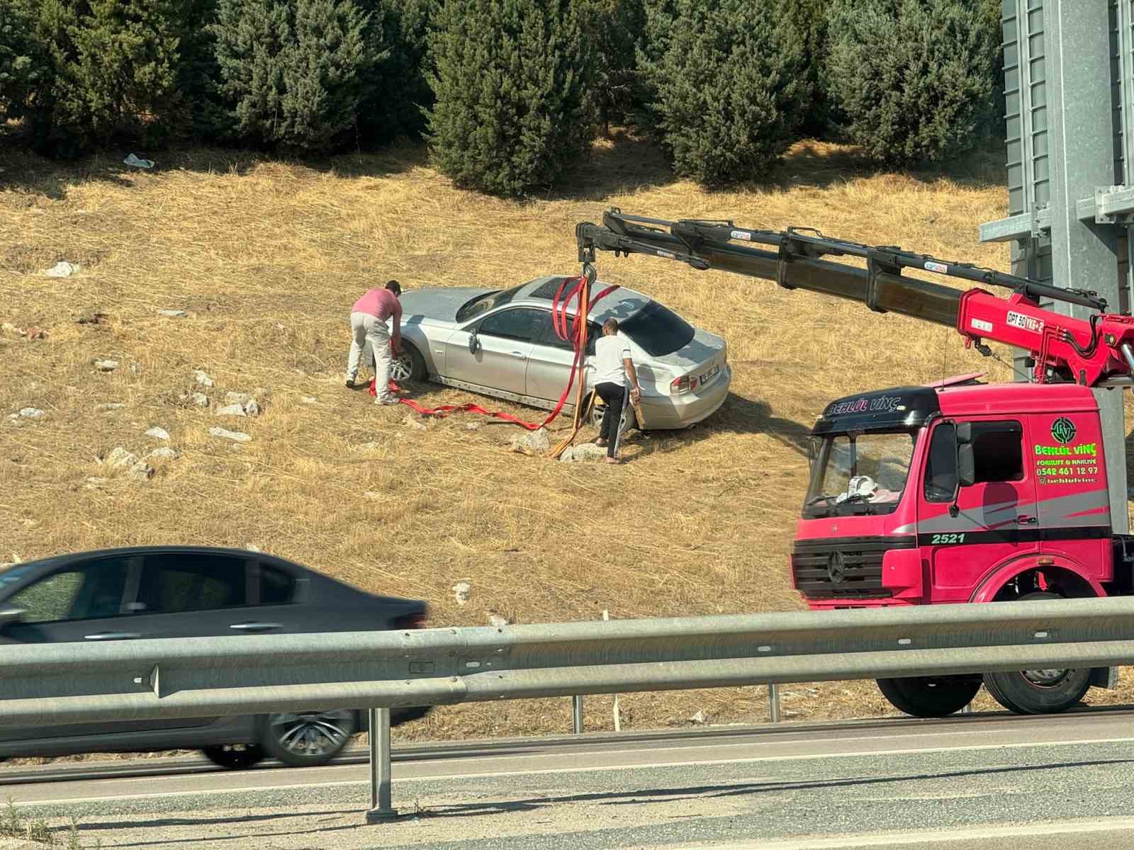 Bursa’da otomobil bariyerleri aşarak tarlaya uçtu
