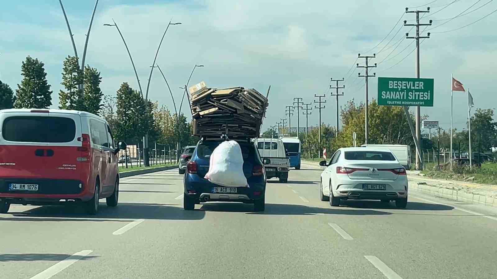 Bursa’da otomobilin üzerine yüklediği kartonlarla trafikte ilerledi
