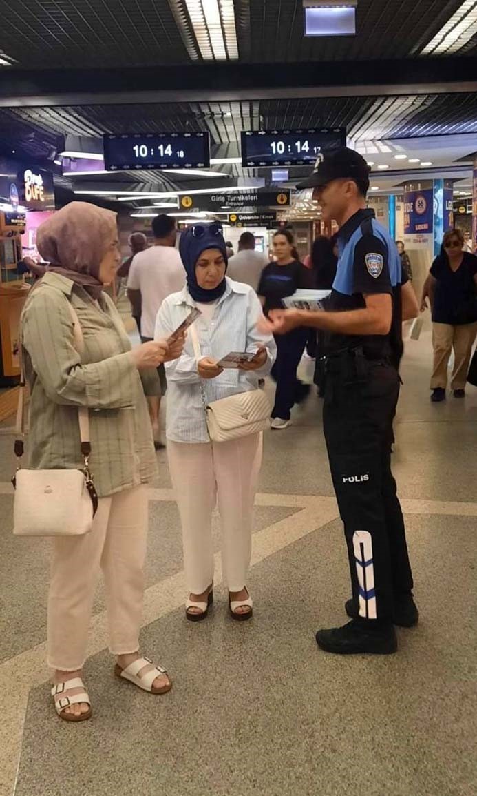 Bursa’da polis ekiplerinden vatandaşlara güvenlik bilgilendirmesi
