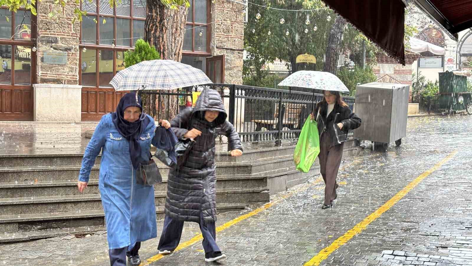 Bursa’da sağanak başladı fırtına uyarısı geldi: Rüzgar 80 kilometreye ulaşacak
