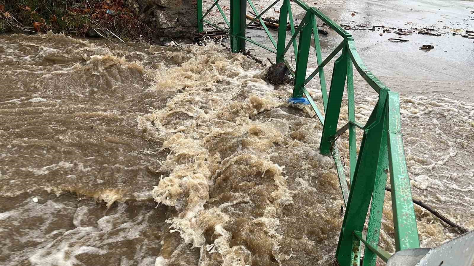 Bursa’da sağanak yağış dereleri taşırdı: Cumalıkızık’ta köprü sular altında kaldı
