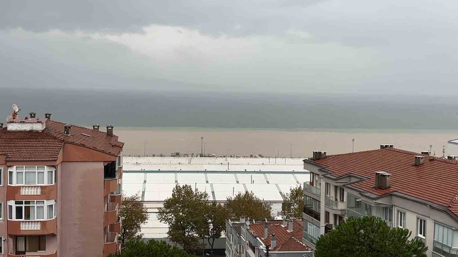 Bursa’da sel suları denizi çamura buladı
