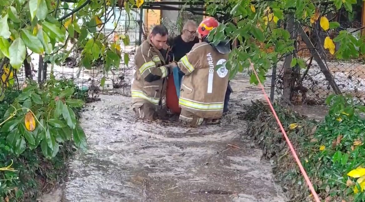 Bursa’da selde mahsur kalan aile itfaiye ve jandarma tarafından kurtarıldı
