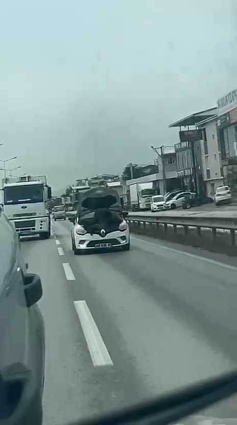Bursa’da seyir halindeki otomobilin kaputunu açarak tamir yaptı
