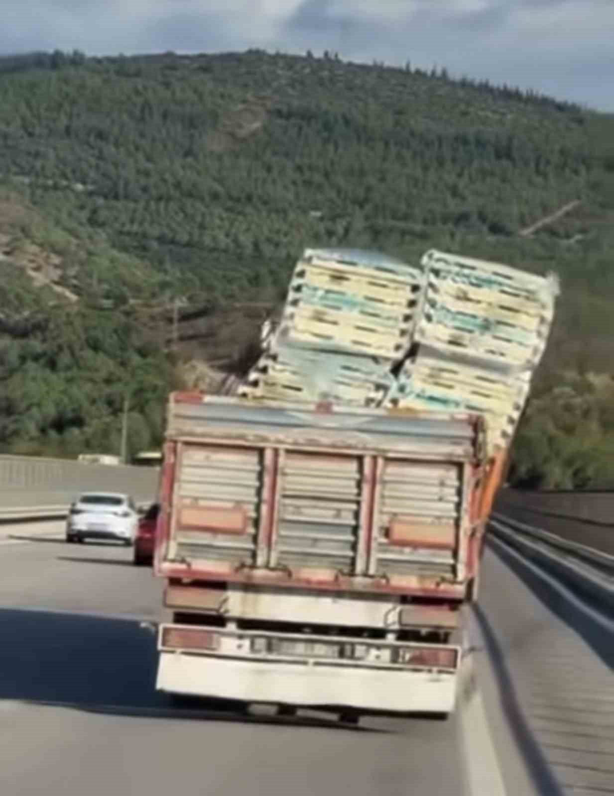 Bursa’da tehlikeli taşımacılık kamerada
