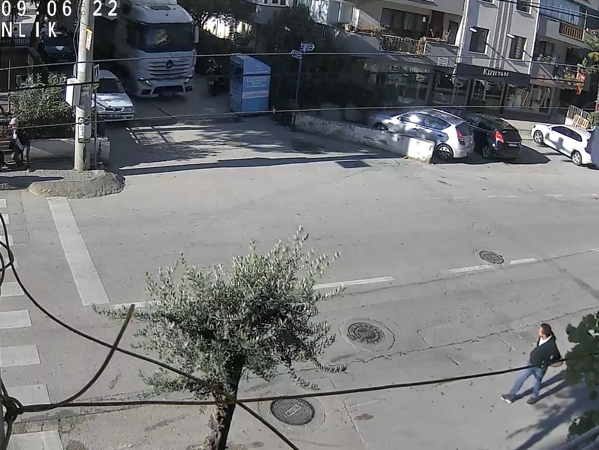 Bursa’da tır, dar sokakta dönüş yaparken giysi toplama kutusuna devirdi
