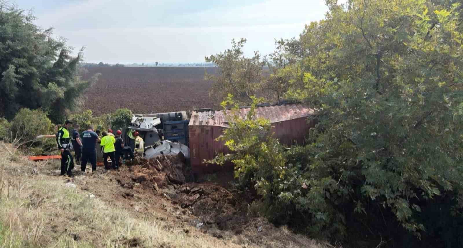 Bursa’da tır tarlaya uçtu: 1 yaralı
