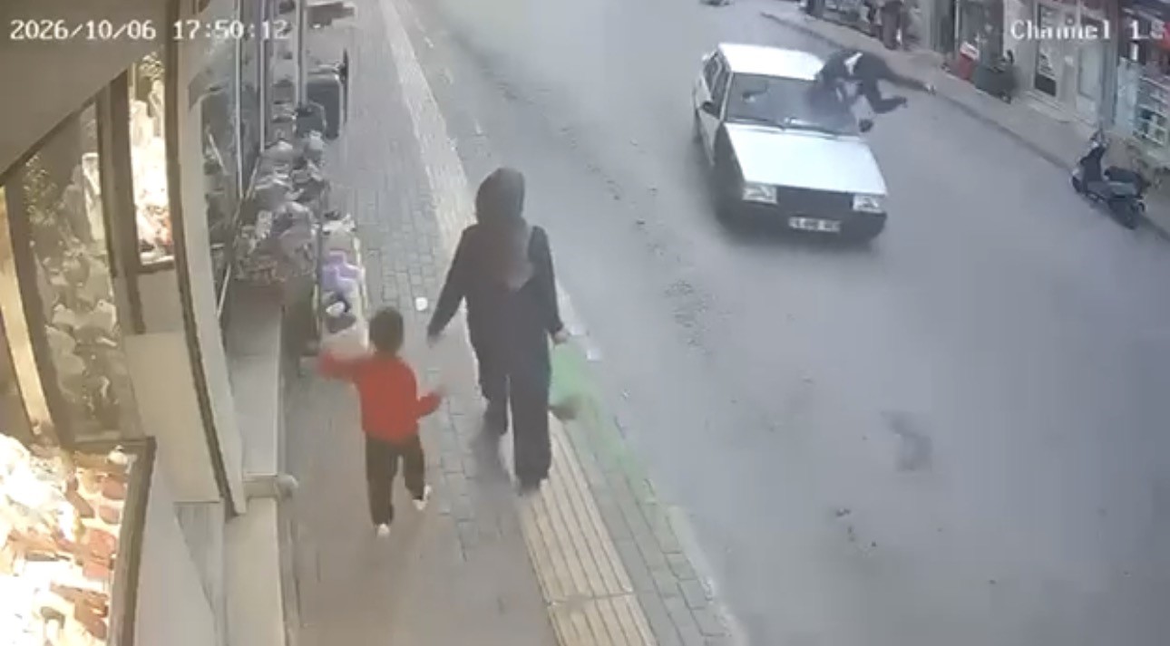 Bursa’da Tofaş otomobil yayaya çarptı: O anlar kamerada
