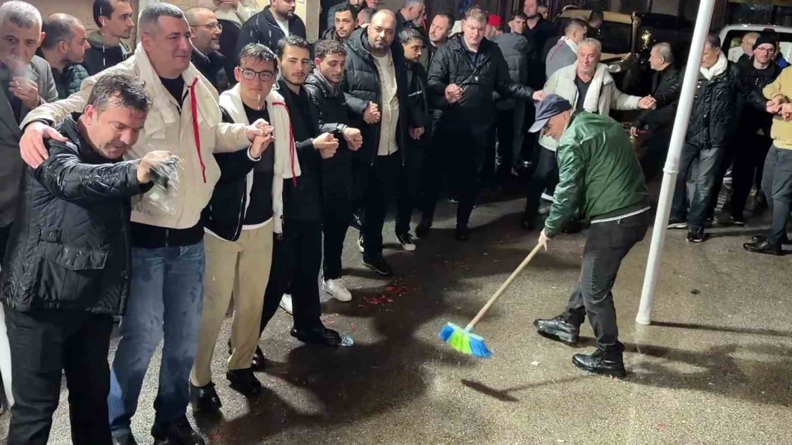 Bursa’da yağmur altında Arnavut damat coşkusu
