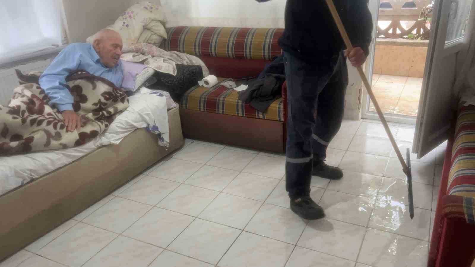 Bursa’da yağmur suları apartmanları bastı: 90 yaşındaki vatandaş mahsur kaldı
