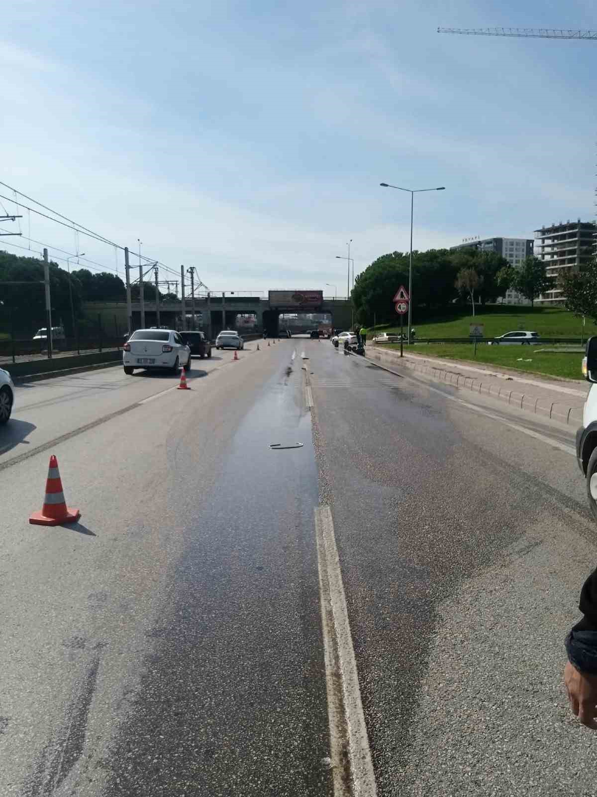Bursa’da yola dökülen kimyasal madde paniğe sebep oldu, trafik kilitlendi
