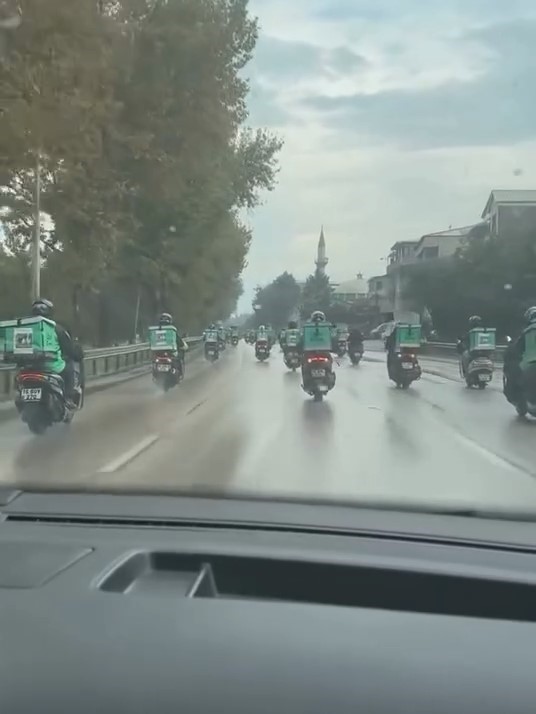 Bursa’da yüzlerce motokurye, vefat eden arkadaşları için konvoy yaptı
