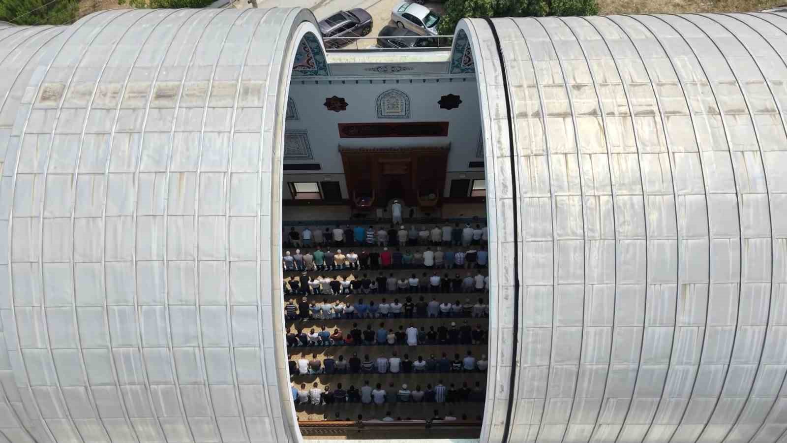 Bursa’daki ’Sunrooflu Cami’ mimarisiyle dikkat çekiyor
