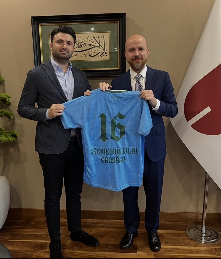 Bursaspor Başkanı Çelik’ten Bilal Erdoğan’a özel forma
