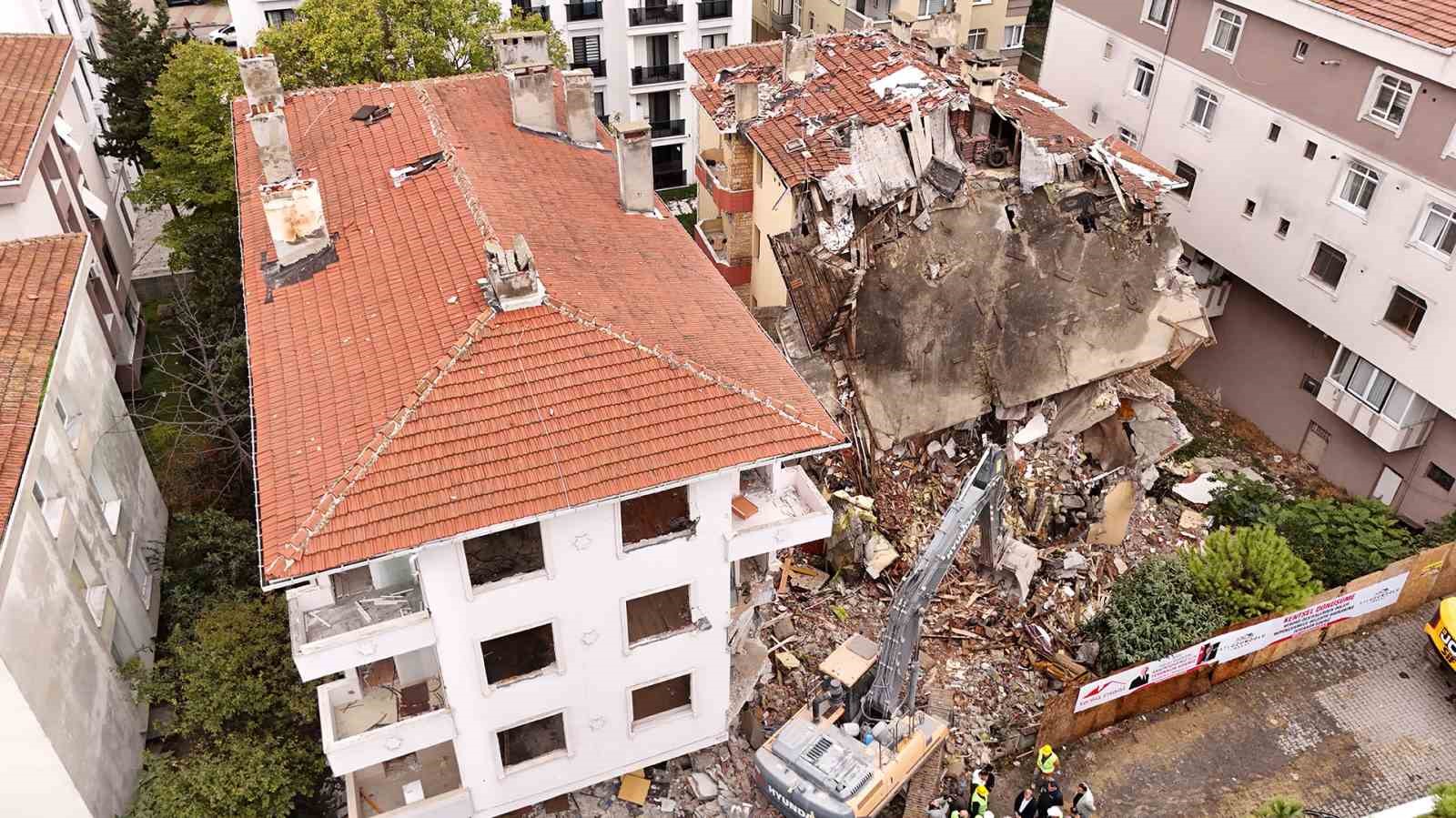 Büyükçekmece’de güvenli yarınlar için riskli yapılar yıkıldı

