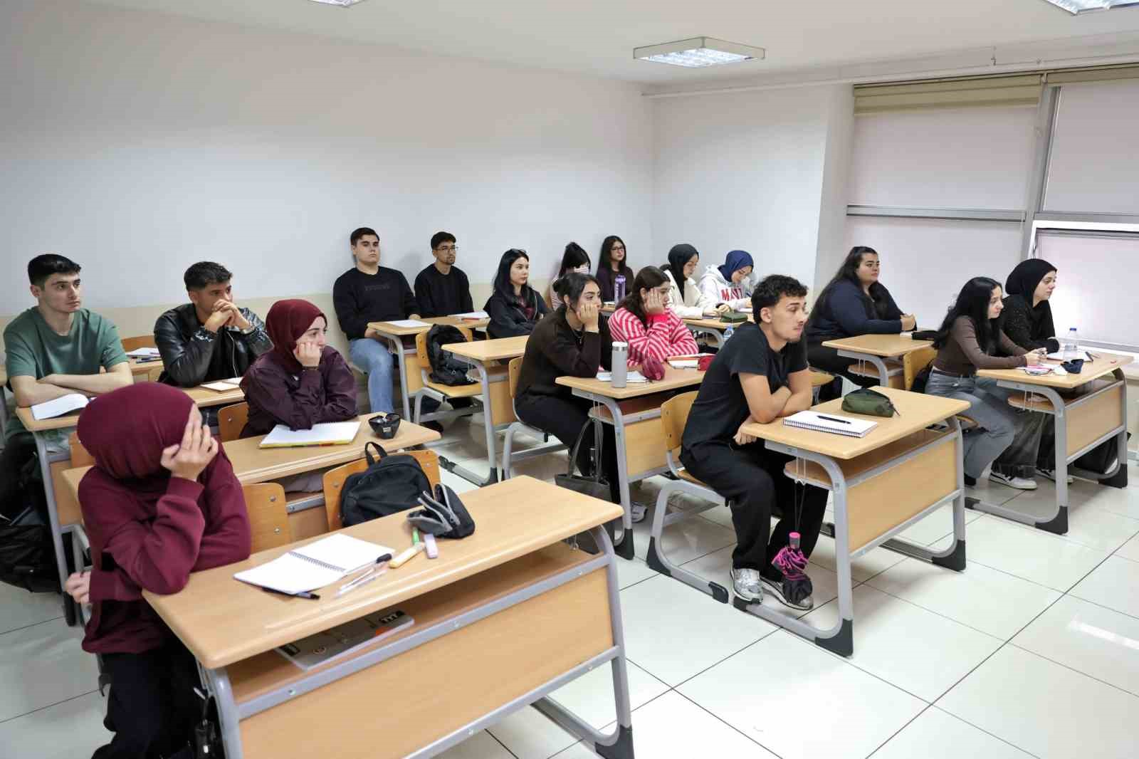 Büyükşehir’in ücretsiz YKS kurslarında eğitimler başladı
