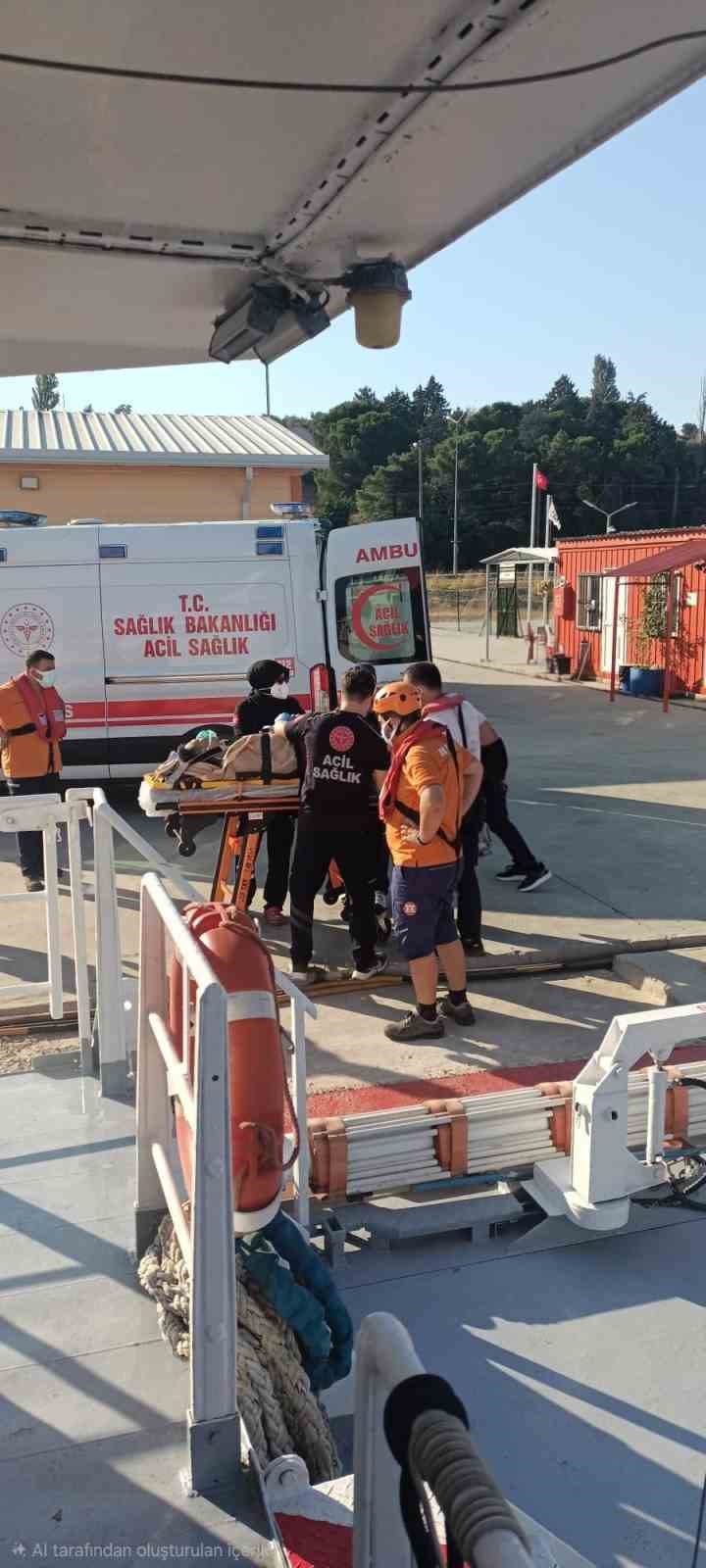 Çanakkale Boğazı’ndaki ticari gemide kalp krizi geçiren personel hastaneye sevk edildi
