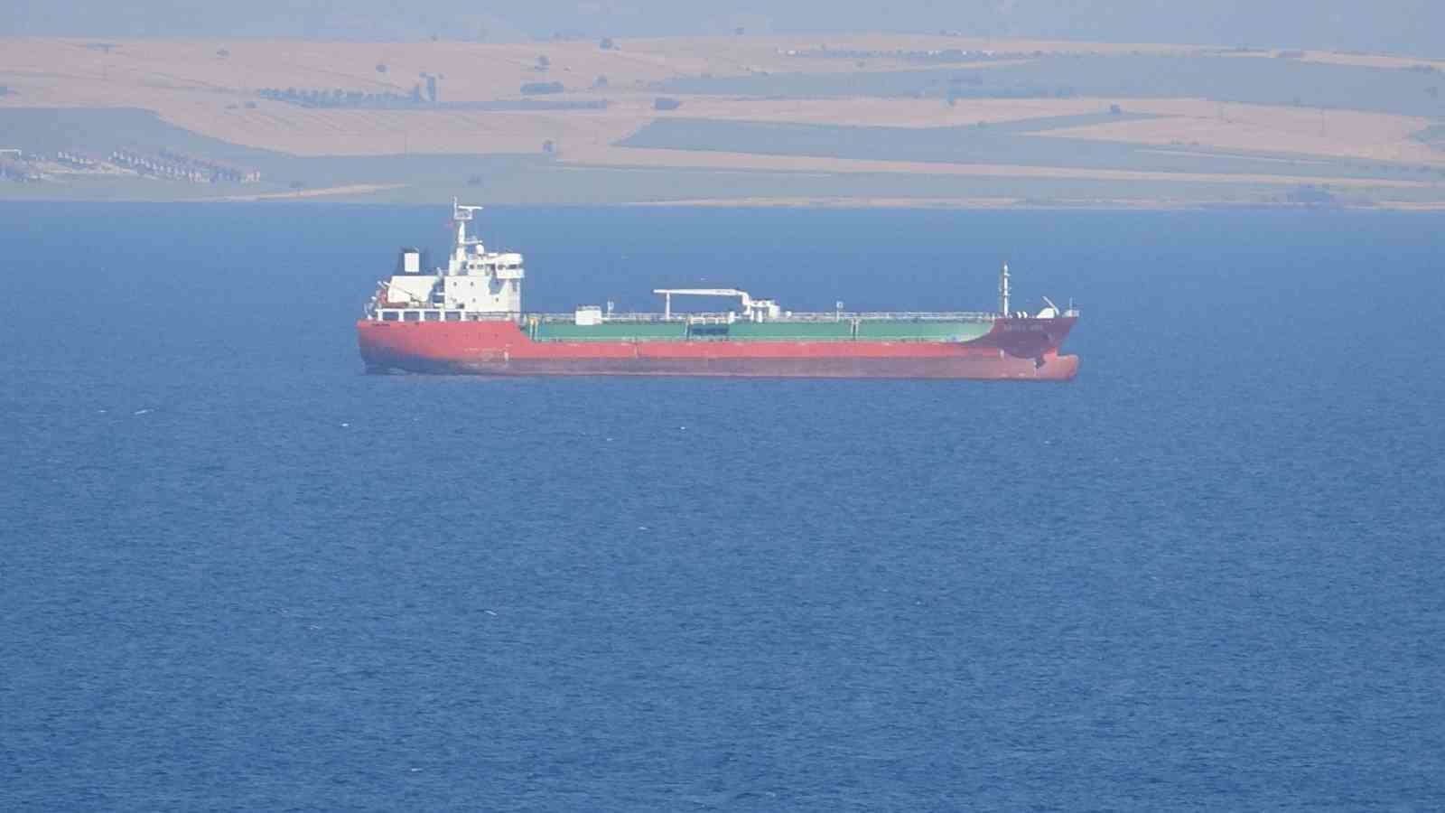 Çanakkale Boğazı’ndan geçen tankerde baca yangını
