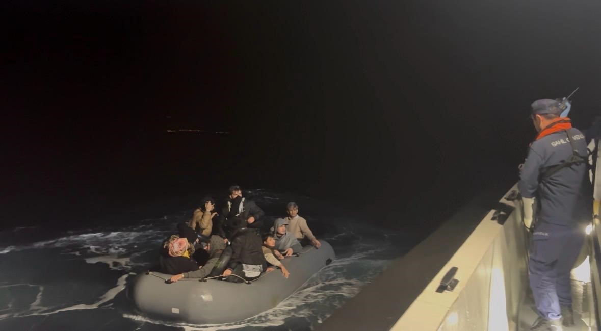 Çanakkale’de lastik botla sürüklenen 14 kaçak göçmen kurtarıldı
