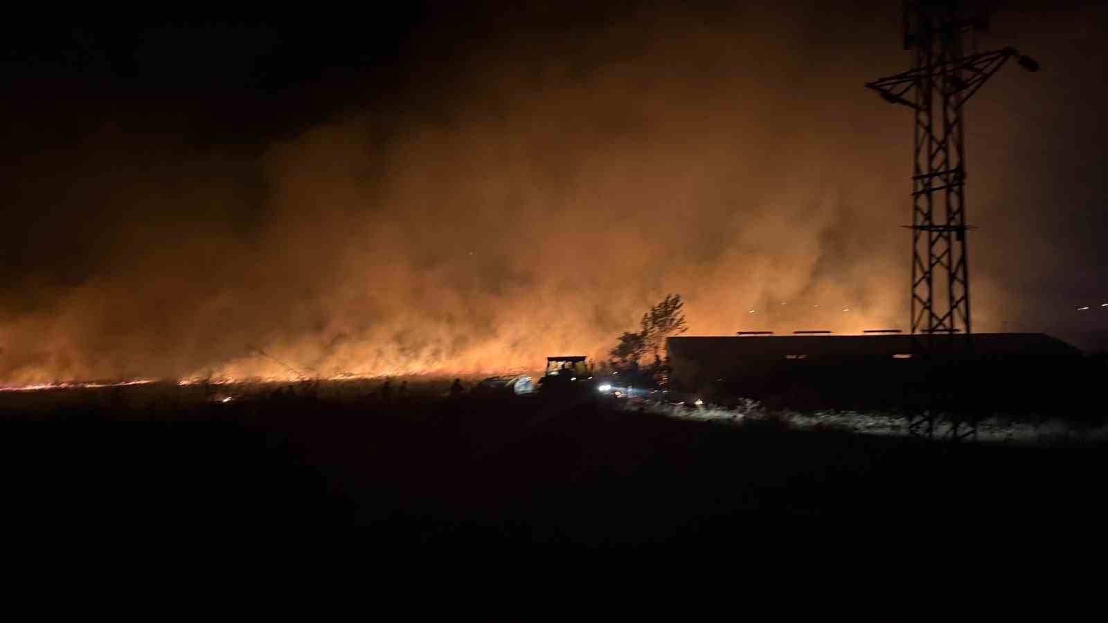 Çanakkale’de otluk alanda çıkan yangın söndürüldü
