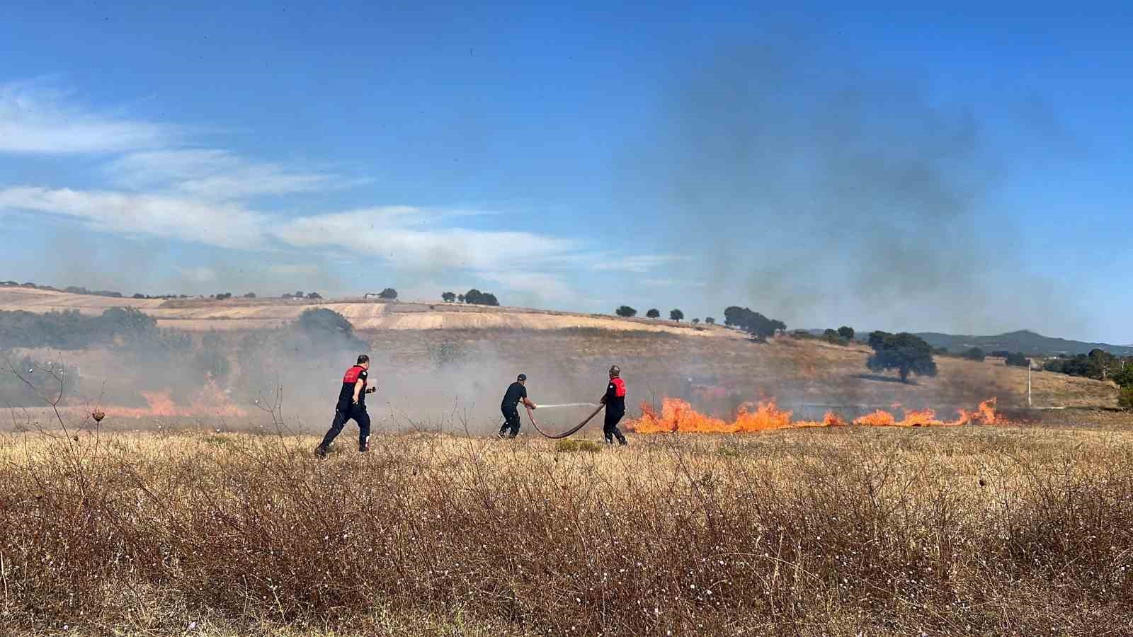 Çanakkale’de özel bakım merkezi yakınlarında korkutan ot yangını
