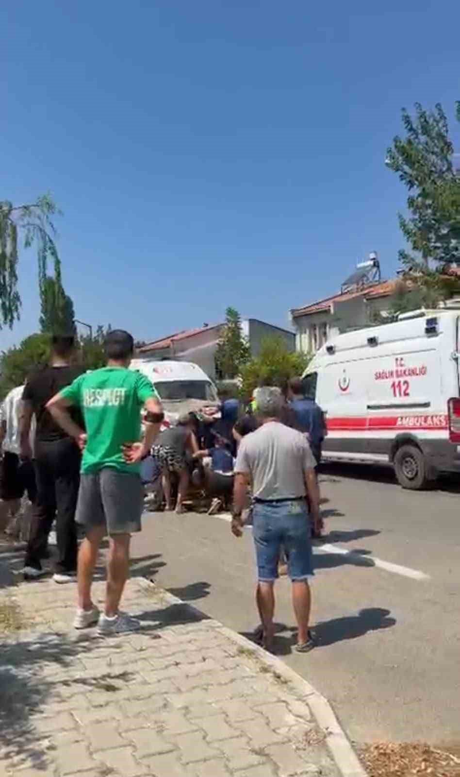 Çanakkale’de park halindeki otomobile çarpan motosikletteki 2 kişi hayatını kaybetti

