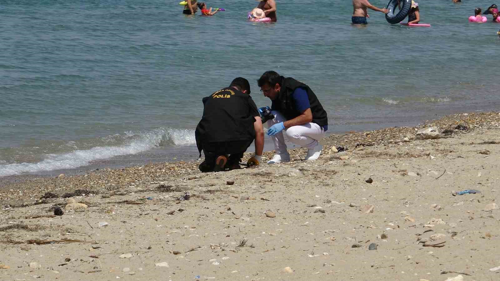 Çanakkale’de plajda savaştan kalma olduğu değerlendirilen askeri mühimmat bulundu
