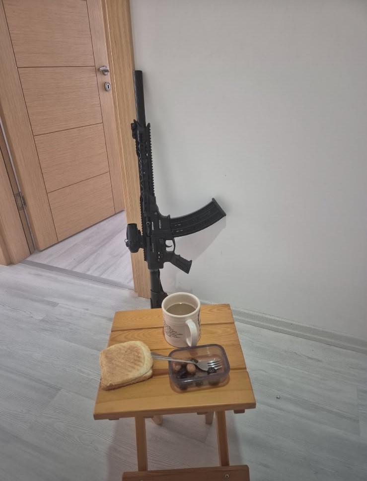 Çatalca’da silahlı şahıs kendisini eve kapattı
