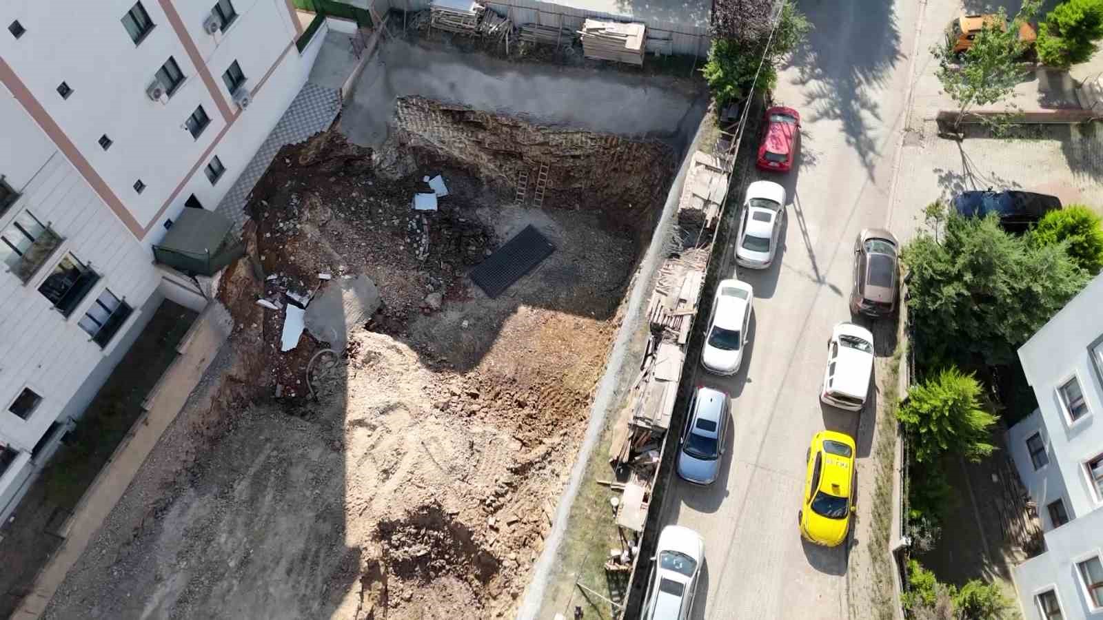 Çekmeköy’de yıkılan istinat duvarı havadan görüntülendi
