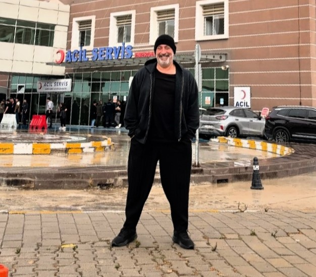 Cem Yılmaz kalp krizinin ardından tedavi gördüğü hastaneye geldi
