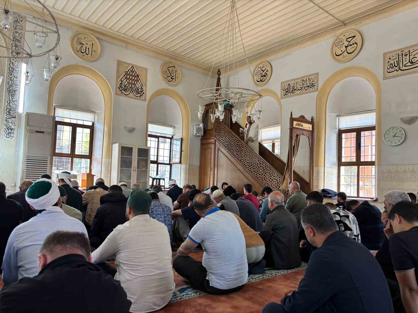 Cuma Hutbesi’nde sosyal medya uyarısı: "Bir paylaşım yıllarca taşınacak yaraya dönüşebilir"
