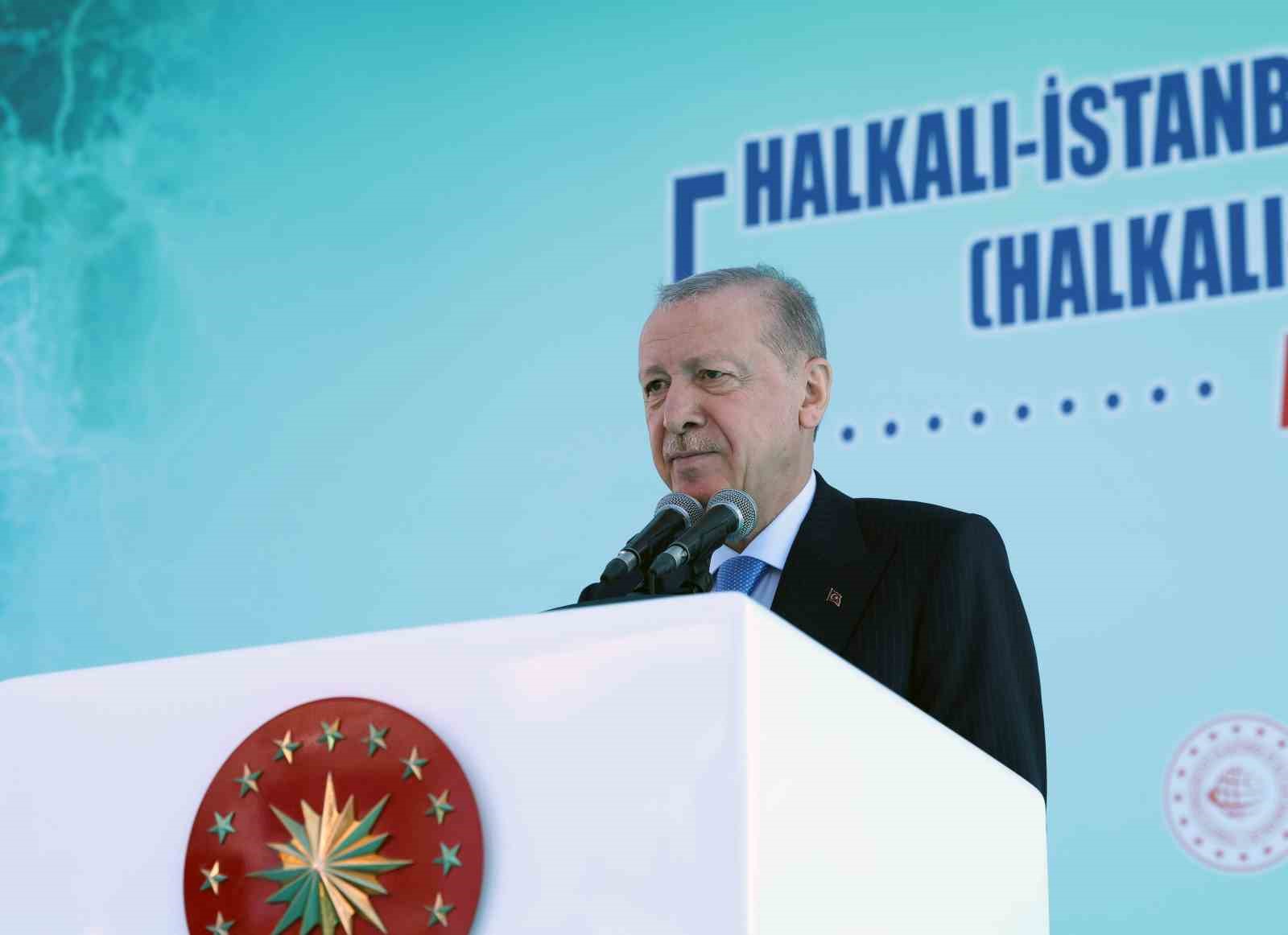 Cumhurbaşkanı Erdoğan: "Siz kimin hain olduğunu tartışırken biz zorlu müzakere masalarında Türkiye’nin hak ve hukukunu savunduk. Siz birbirinizin kuyusunu kazarken biz elimizle iğneyle kuyu kazar gibi barışa giden yolun önündeki engelleri kaldırdık."...