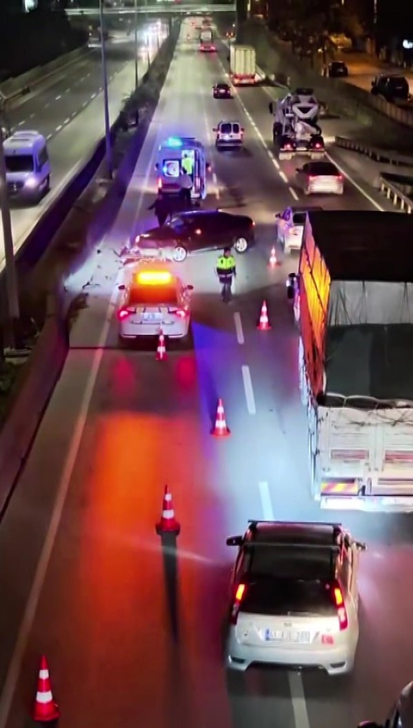 D-100’de peş peşe iki kaza: Tır ve otomobil refüje çarptı
