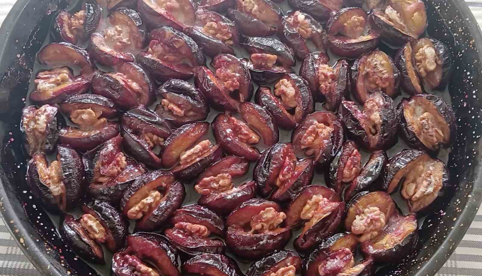 Dalında 4 liraya düşen ton eriği kışlık tatlıya dönüşüyor
