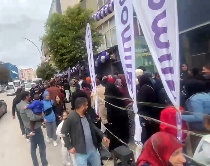 Darıca’da indirim izdihamı trafiği aksattı
