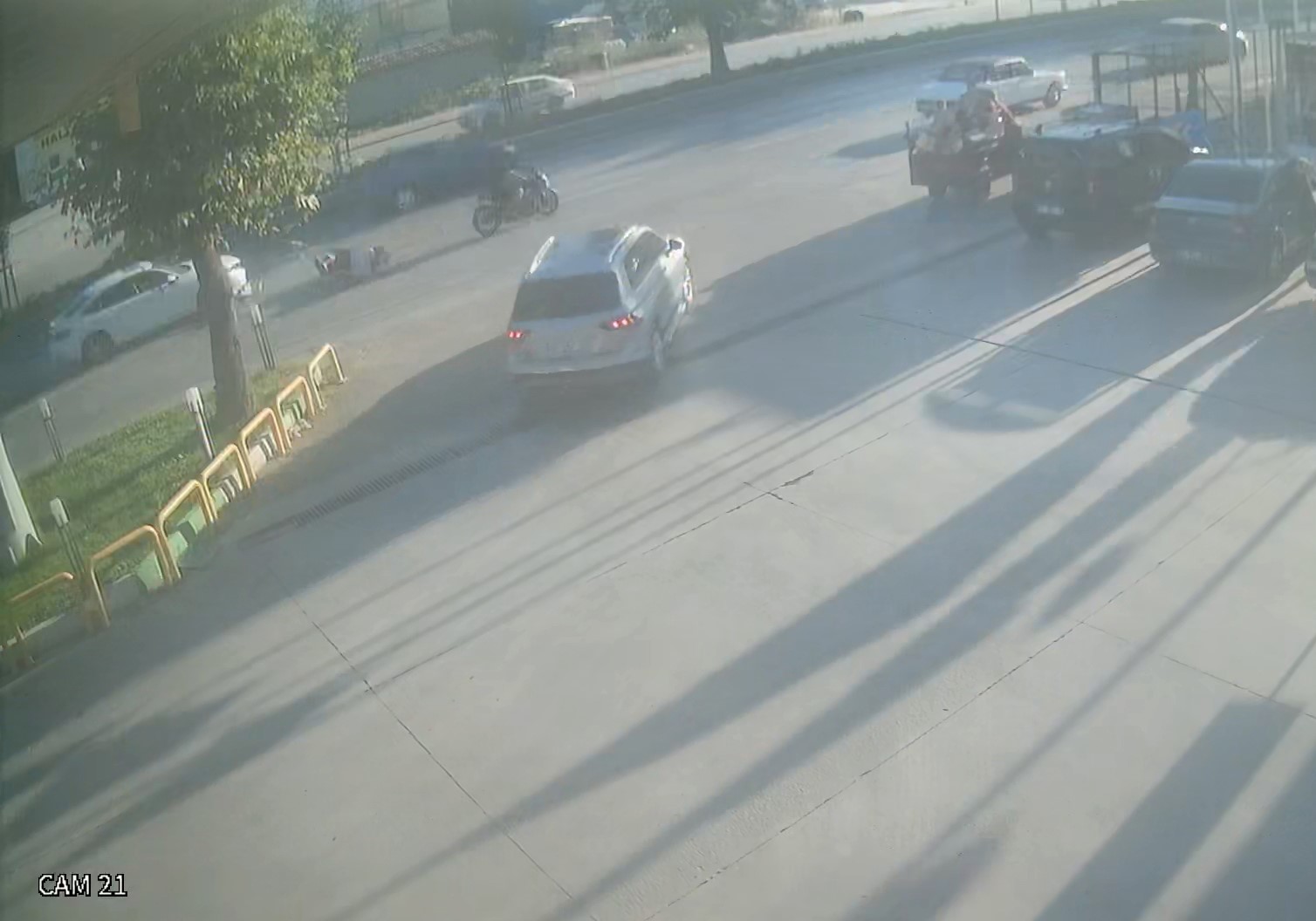 Direksiyon hakimiyetini kaybeden motosiklet otomobile çarptı
