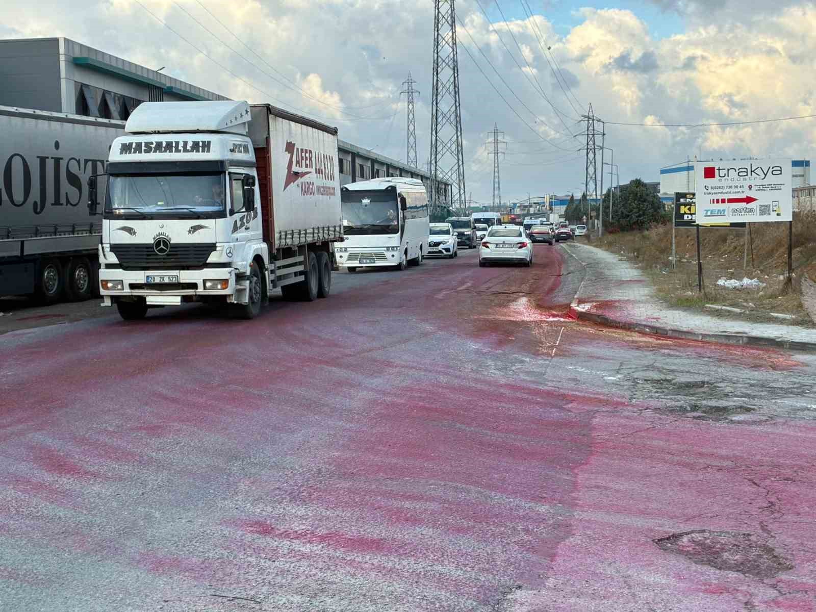 Dökülen boya yolu kırmızıya boyadı
